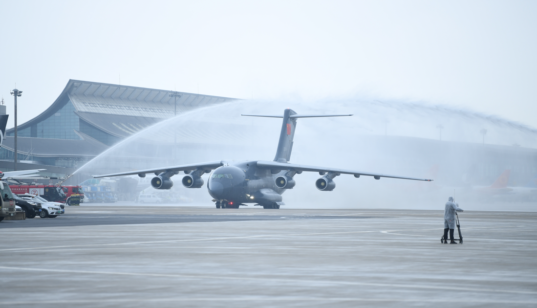 2022年9月16日，第九批志愿軍烈士遺骸回國專機運—20降落在沈陽桃仙國際機場。人民網(wǎng)記者 邱宇哲攝